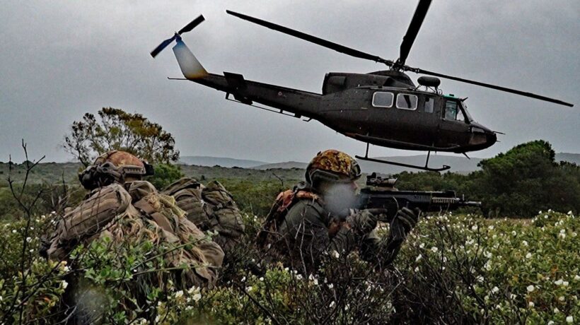Militari e elicotteri dell'Aviazione dell'Esercito durante l'esercitazione «Alfiere d'Acciaio» di Capo Teulada (Esercito Italiano)