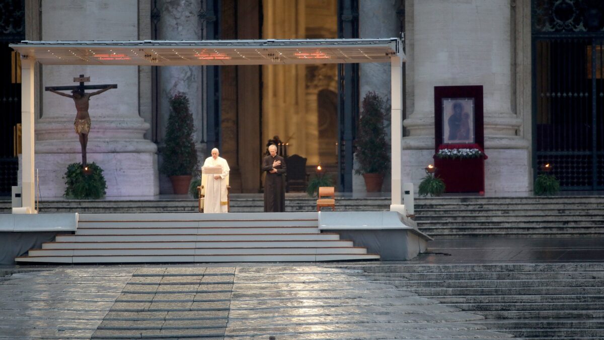 Il pontificato segnato dalla pandemia e dall’ombra dell’«emerito» Ratzinger