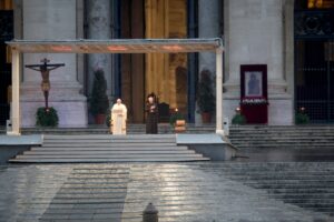 Il pontificato segnato dalla pandemia e dall’ombra dell’«emerito» Ratzinger