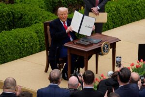Ecco la formula dei dazi «percepiti» con cui Trump è arrivato al 20%