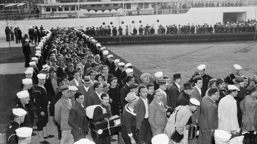 L'arrivo dell'equipaggio italiano del Conte Biancamano a Ellis Island dopo il sequestro della nave da parte degli americani nel 1941 (Getty Images)