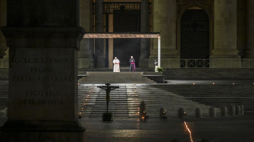 11 aprile 2020. Papa Francesco celebra la via Crucis durante il lockdown per la pandemia di Covid-19 (Imagoeconomica)