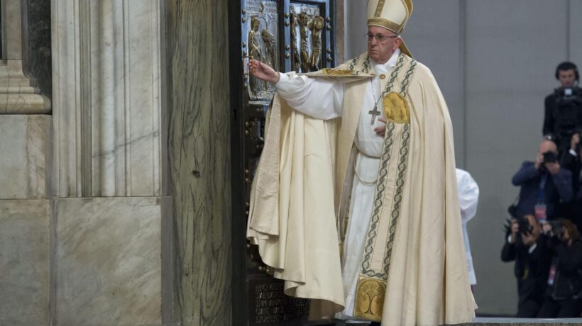 La chiusura della Porta Santa al termine del Giubileo 2016 (Ansa)
