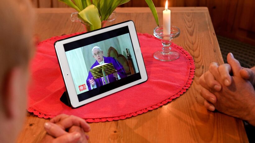 Fedeli ascoltano la Messa di Papa Francesco durante il lockdown del 2020 (Ansa)