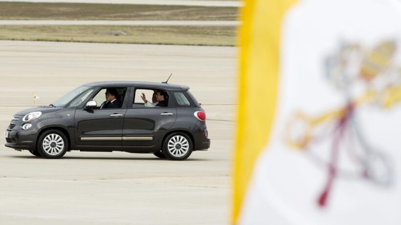 In visita a Washington sulla Fiat 500L nel 2015 (Ansa)