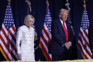 Ora la sinistra cerca di trasformare The Donald in un teologo «matto»