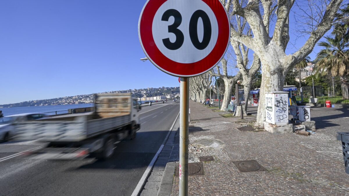 Città 30 all’ora: calati i morti, ma crescono i sinistri tra auto e mezzi leggeri