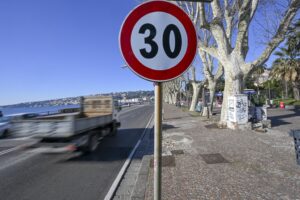 Città 30 all’ora: calati i morti, ma crescono i sinistri tra auto e mezzi leggeri