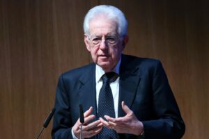 Quelle lezioncine di democrazia dell’ex premier mai eletto che invocava la censura