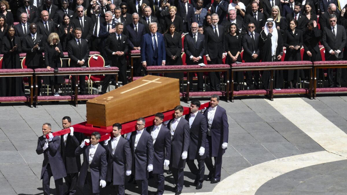 In 400.000 per le esequie. Il cardinale Re: «Il pontefice deve stare in scia a Cristo»