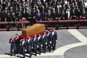 In 400.000 per le esequie. Il cardinale Re: «Il pontefice deve stare in scia a Cristo»