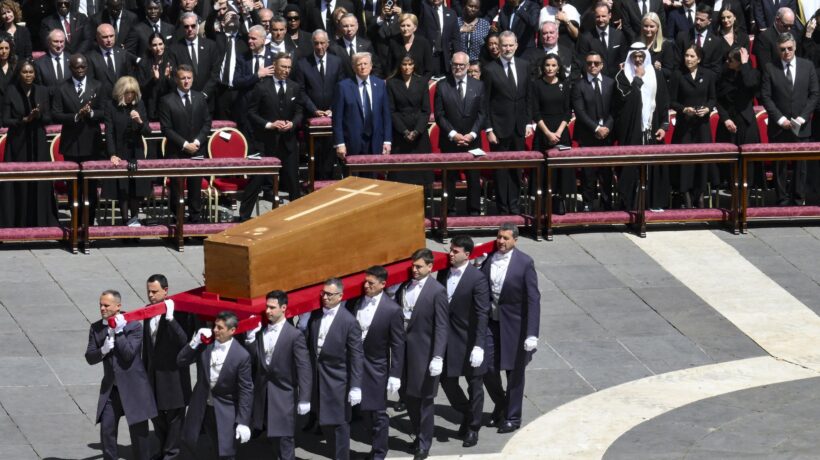 In 400.000 per le esequie. Il cardinale Re: «Il pontefice deve stare in scia a Cristo»