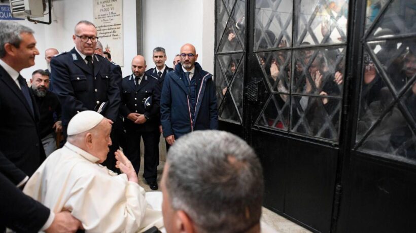 Papa Francesco durante l'incontro con i detenuti nel carcere di Regina Coeli (Ansa)
