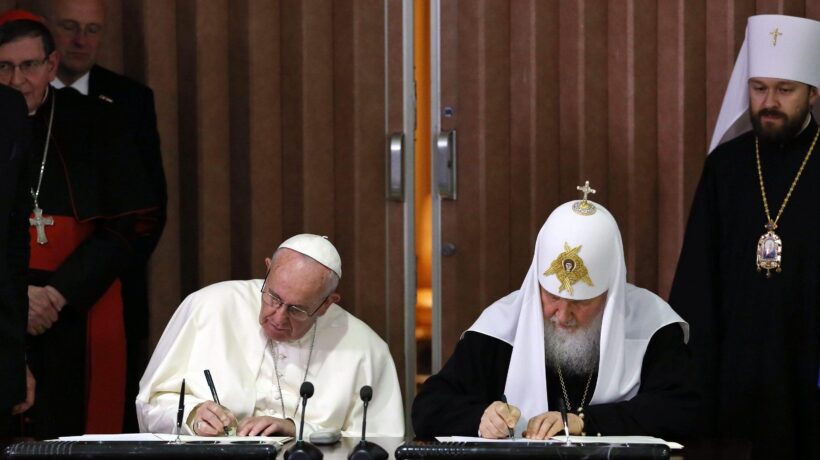 Papa Francesco e il patriarca russo ortodosso Kiril firmano la storica dichiarazione congiunta all'Avana il 12 febbraio 2016 (Ansa)