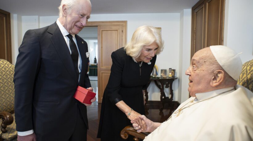 Papa Francesco incontra privatamente il re Carlo e la regina Camilla nel pomeriggio del 9 aprile 2025 (Ansa)