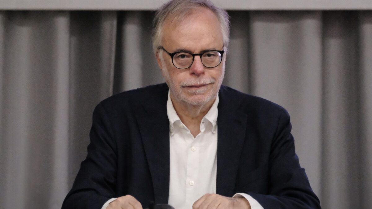 Riccardi fa il chierichetto dell’Eliseo