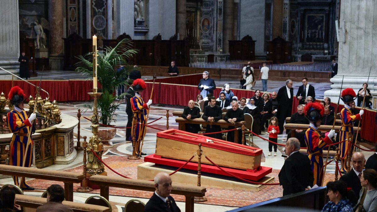 Fedeli in coda per l’addio a Francesco. Israele divisa sullo sgarbo di Bibi