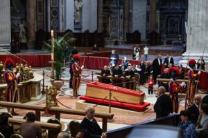 Fedeli in coda per l’addio a Francesco. Israele divisa sullo sgarbo di Bibi