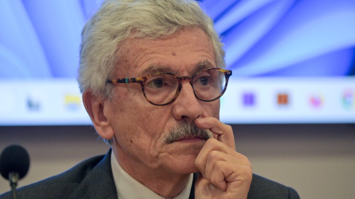Armi, la Colombia salva D’Alema. La corruzione c’è ma si archivia