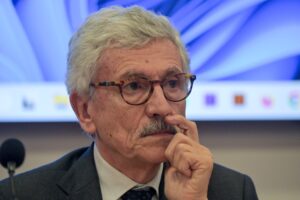 Armi, la Colombia salva D’Alema. La corruzione c’è ma si archivia