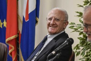 De Luca mazziato: no al terzo mandato