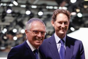 Elkann & C. votano sì al premio per Tavares. Poi gli danno le colpe