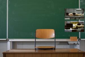 Bufera sulle foto anti droga a scuola. Per i vaccini invece tutto era lecito