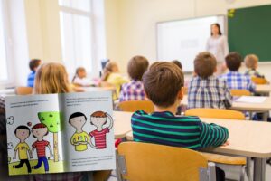 «Alle elementari fanno leggere il libro che esalta l’utero in affitto»