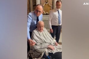L’abito fa il Papa: il poncho uccide la sacralità