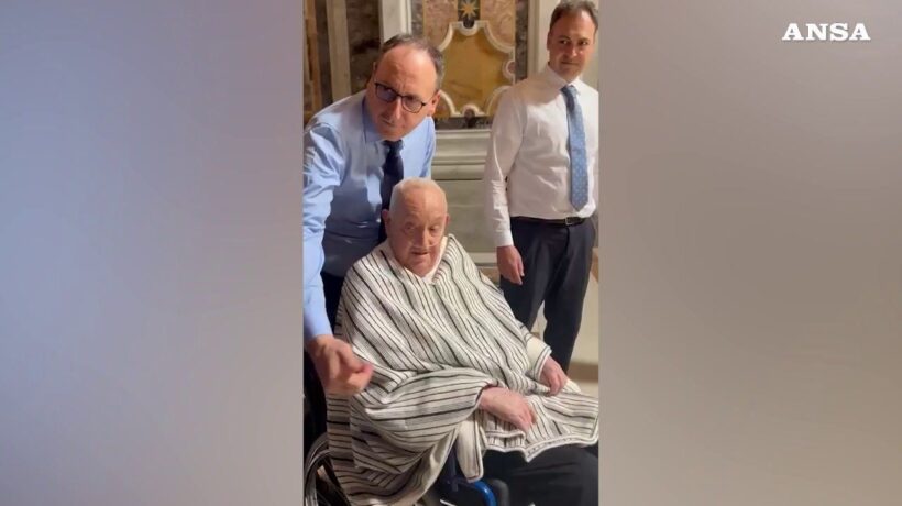 L’abito fa il Papa: il poncho uccide la sacralità