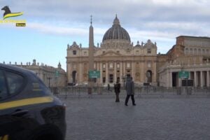 Giubileo, la GdF di Roma sequestra oltre 16 milioni di souvenir illegali