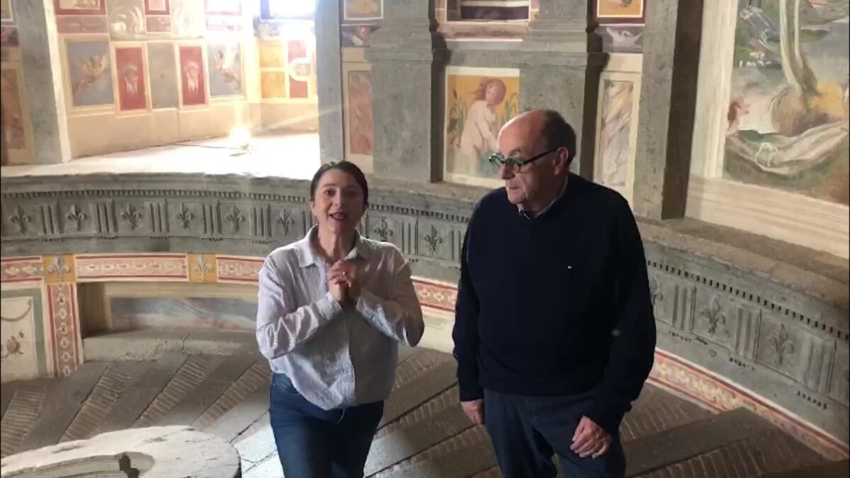 Le pillole di galateo di Petra e Carlo: regole e precedenze sulle scale