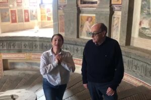 Le pillole di galateo di Petra e Carlo: regole e precedenze sulle scale