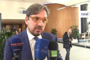 Automotive, Guido Guidesi: «Tante altre possibilità oltre all’elettrico per salvare il settore»