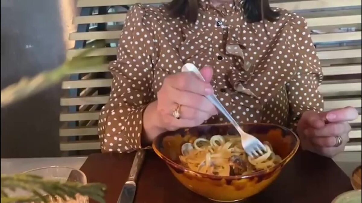 Le pillole di galateo di Petra e Carlo: come si mangiano gli spaghetti