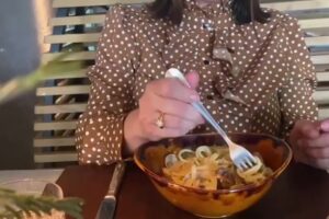 Le pillole di galateo di Petra e Carlo: come si mangiano gli spaghetti