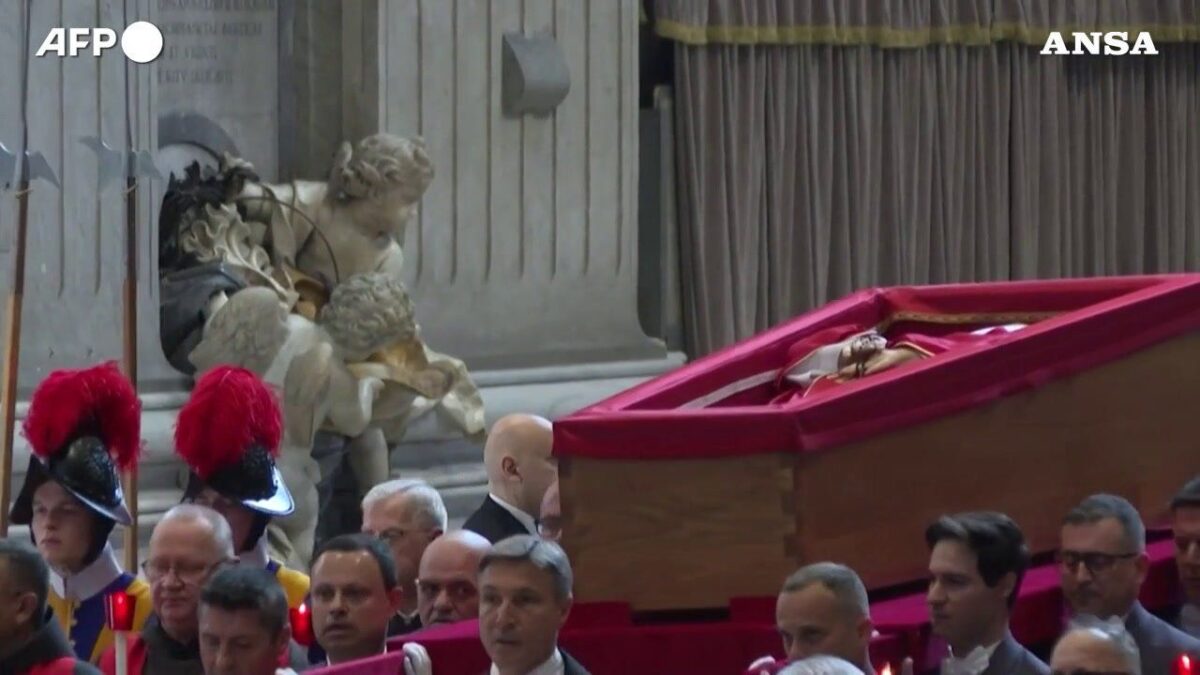 L’omaggio dei cardinali al feretro di Papa Francesco