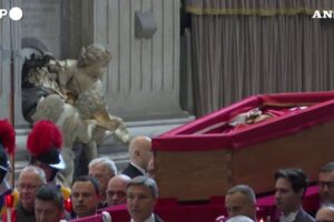 L’omaggio dei cardinali al feretro di Papa Francesco