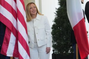 Meloni brinda: Trump verrà a Roma. «Insieme troveremo un accordo»