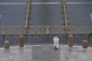 Messe abolite e caccia al no vax. Con lui la Chiesa si prostrò allo Stato