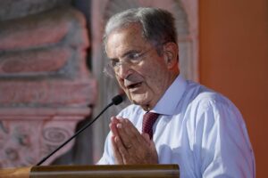 Prodi non chiede scusa alla cronista e frigna contro «i giornali di destra»