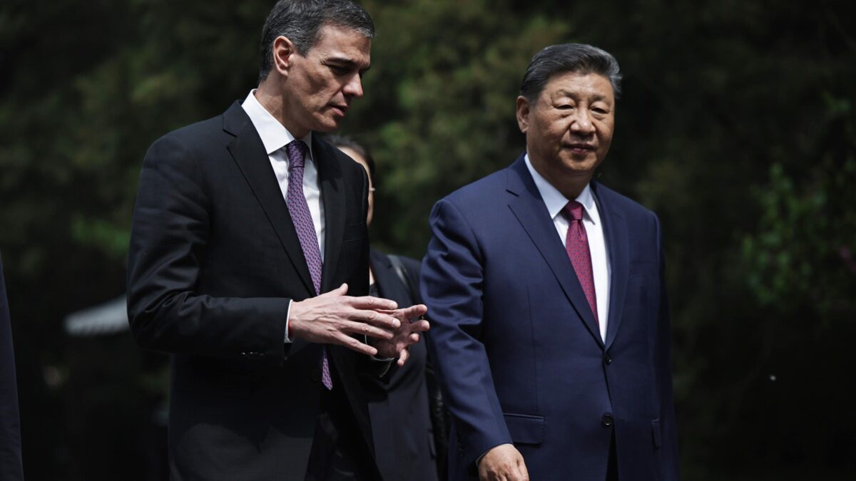 Sánchez va da Xi a farsi gli affari suoi ma i dem urlano per Meloni da Trump
