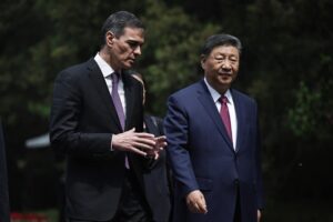 Sánchez va da Xi a farsi gli affari suoi ma i dem urlano per Meloni da Trump