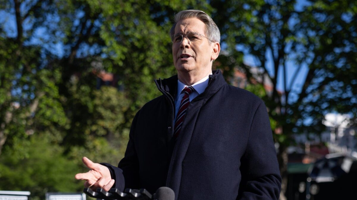 Ultimatum di Bessent sulle tasse digitali Ue. The Donald intanto mette in riga Bezos