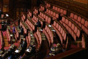 La sinistra fa il ponte e diserta l’aula