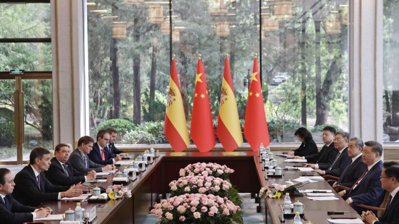 L’Ue corre a baciare la pantofola di Xi. Ma così passa dalla padella alla brace