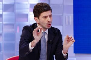 Sette Procure aprono inchieste sulla «vigile attesa» di Speranza