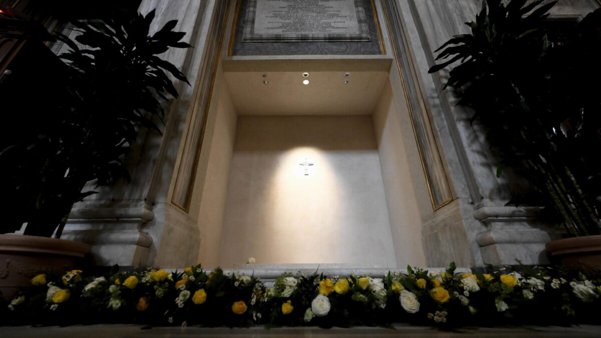 Via marmi e portale per la tomba del Papa