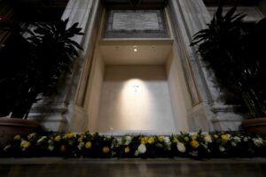 Via marmi e portale per la tomba del Papa