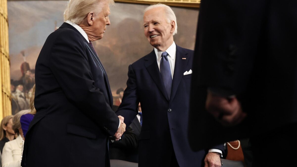 Trump contro le docce di Biden: «Poca acqua, non riesco a lavarmi»